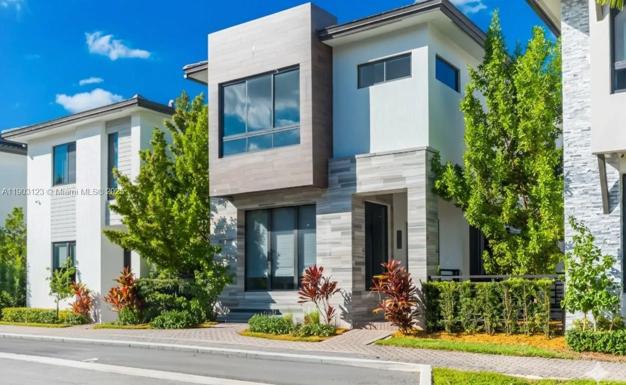 8013 NW 42nd St, Doral FL 33166