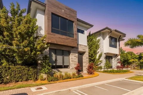 8013 NW 42nd St, Doral FL 33166