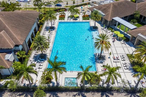 8013 NW 42nd St, Doral FL 33166