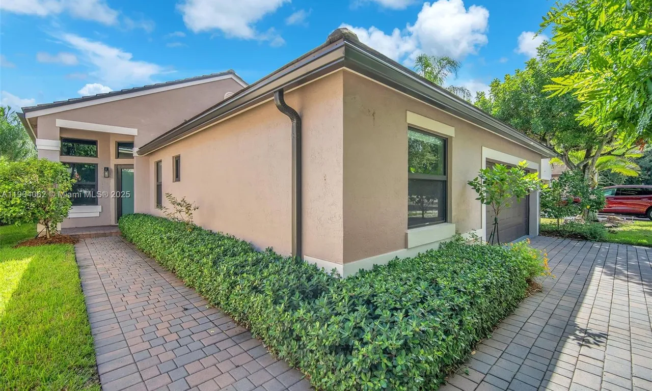 225 E Bayridge Dr, Weston FL 33326