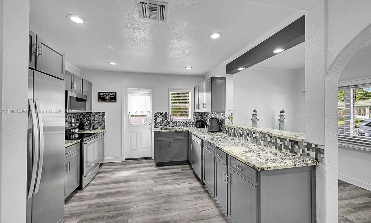 422 49th St, West Palm Beach FL 33407