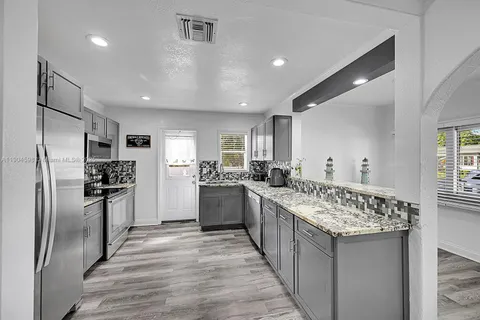 422 49th St, West Palm Beach FL 33407