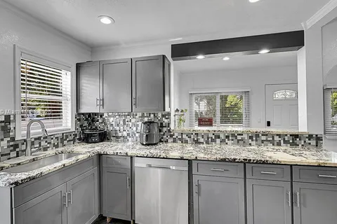 422 49th St, West Palm Beach FL 33407