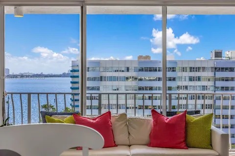 7601 E Treasure Dr # 1021, North Bay Village FL 33141