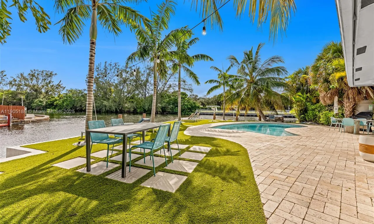 1477 NW 10th St, Dania Beach FL 33004