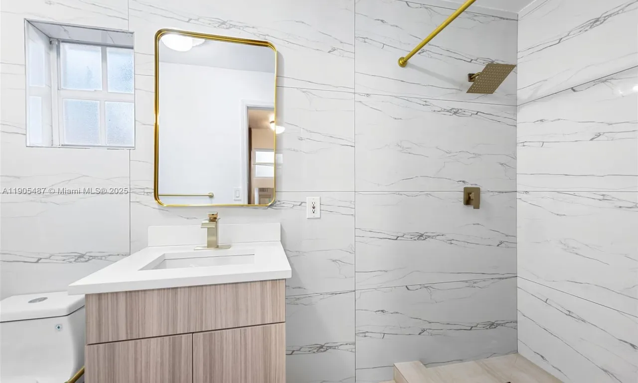 23 SW 8th St, Hallandale Beach FL 33009