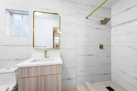 23 SW 8th St, Hallandale Beach FL 33009