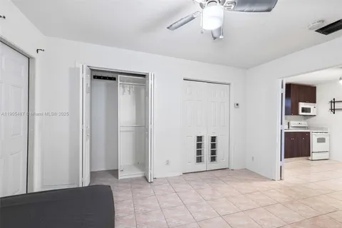 23 SW 8th St, Hallandale Beach FL 33009