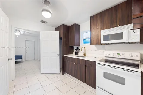 23 SW 8th St, Hallandale Beach FL 33009