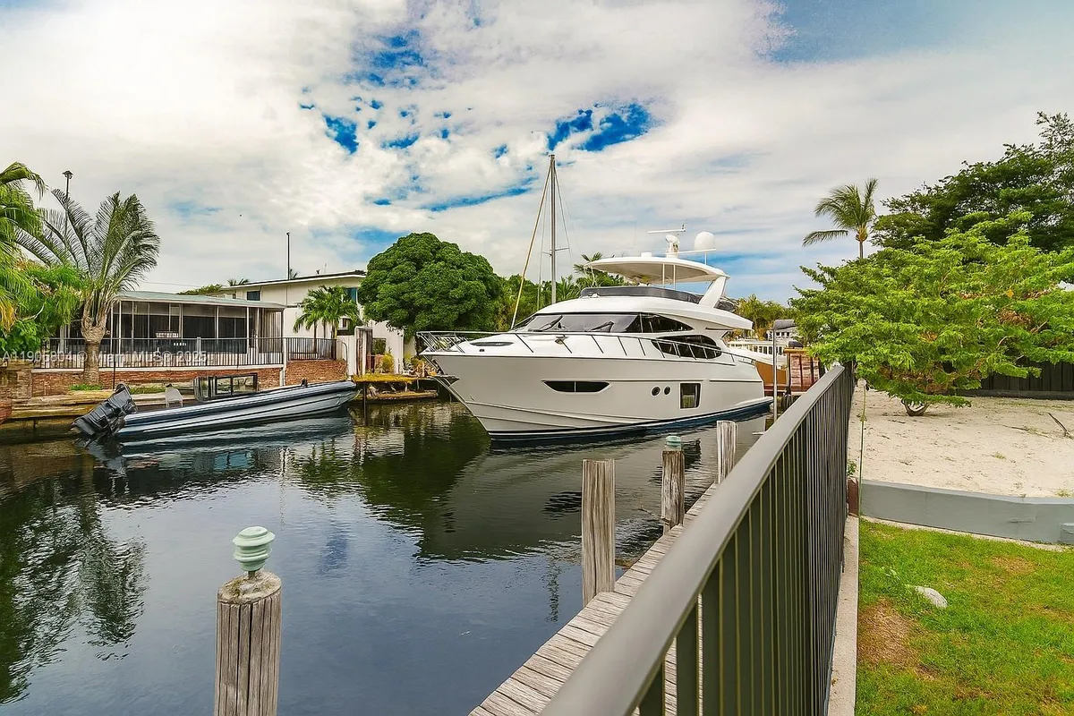 2443 tortugas lane, Lauderdale Lakes FL 33312