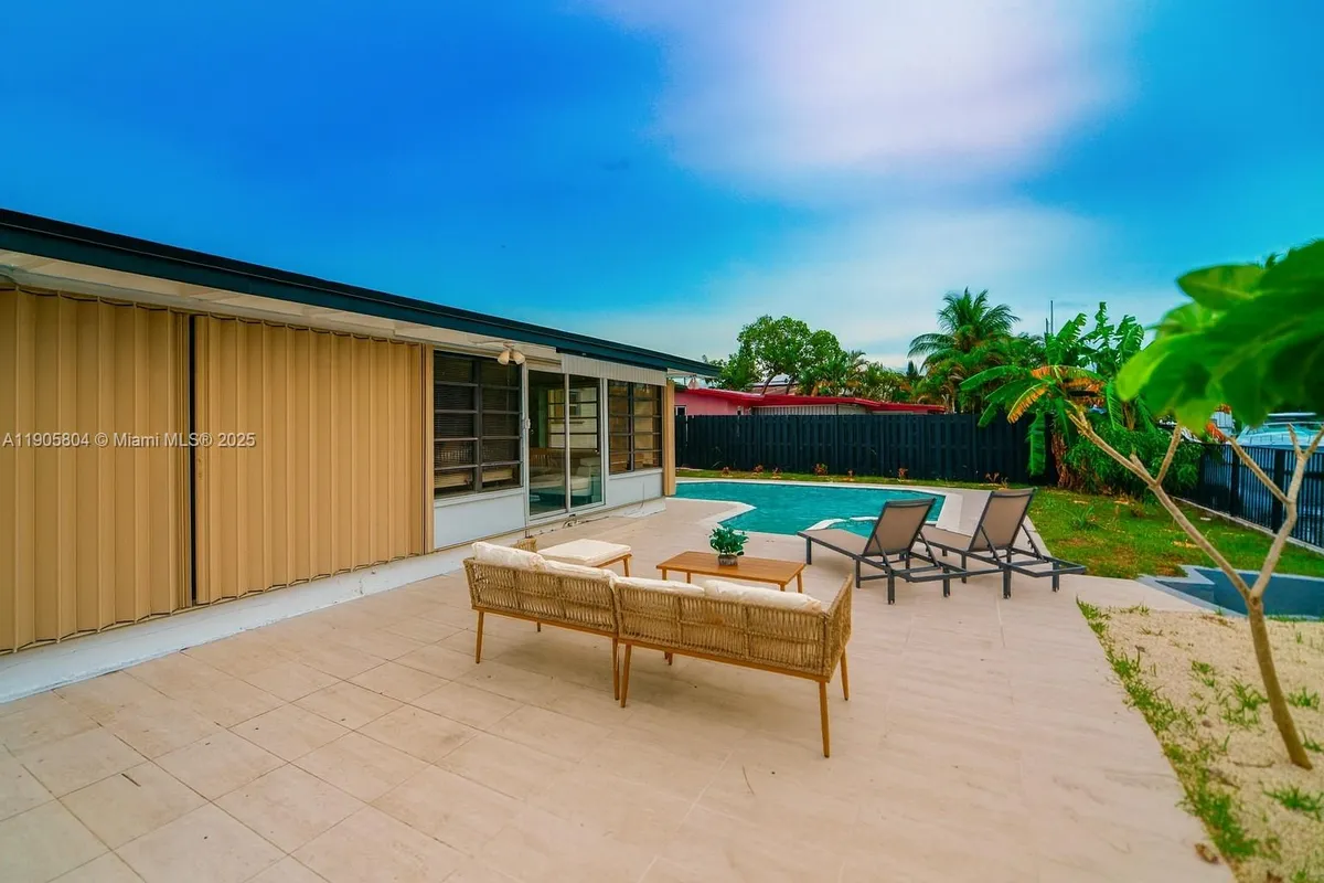 2443 tortugas lane, Lauderdale Lakes FL 33312