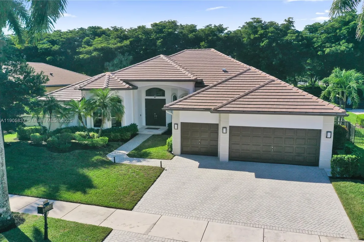 2557 NE Montclaire Cir, Weston FL 33327