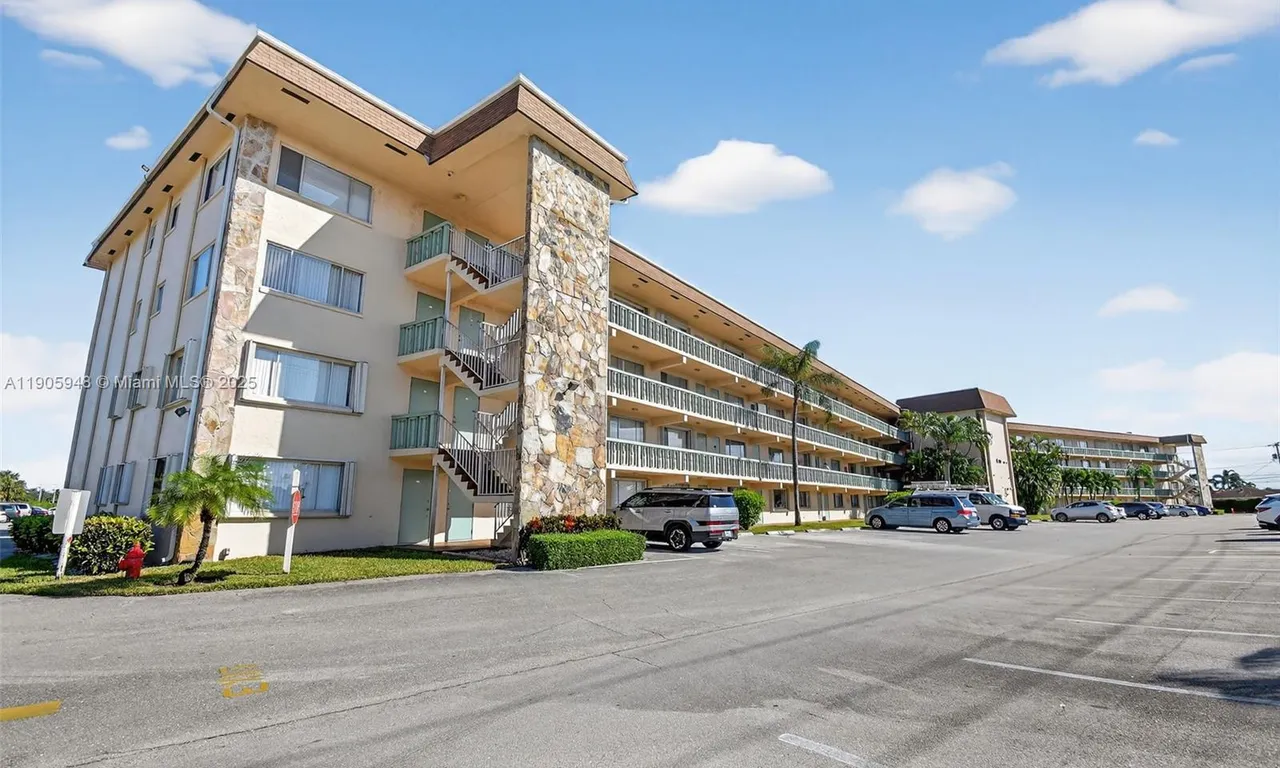 300 S Village Green Cir S # 407, Palm Springs FL 33461