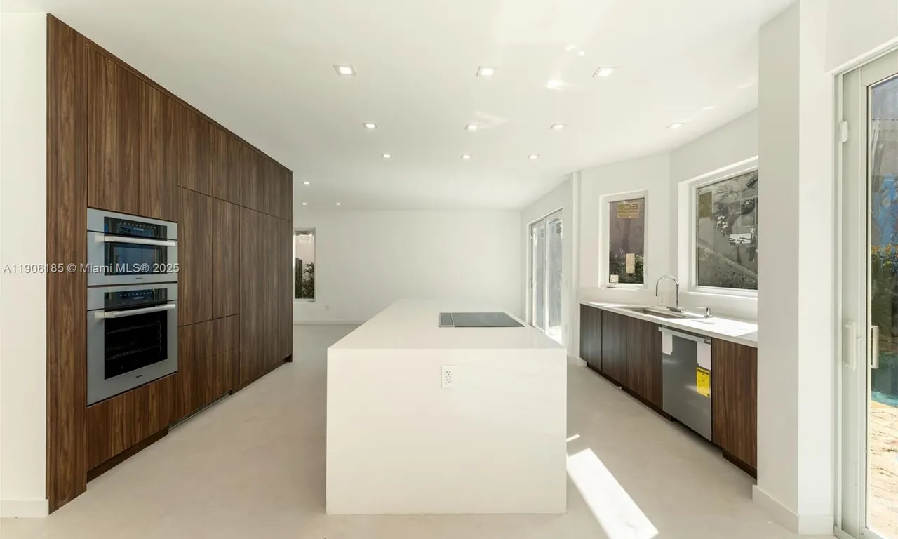 3944 NE 194th Trl, Sunny Isles Beach FL 33160