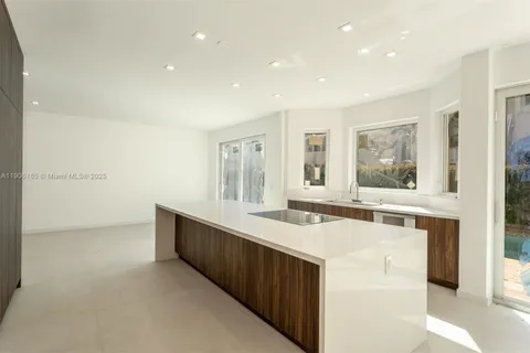 3944 NE 194th Trl, Sunny Isles Beach FL 33160