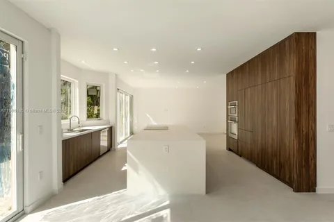 3944 NE 194th Trl, Sunny Isles Beach FL 33160