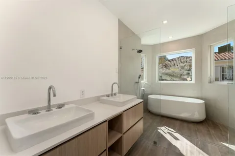 3944 NE 194th Trl, Sunny Isles Beach FL 33160