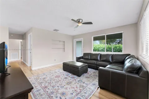 1532 NE 39th St, Oakland Park FL 33334