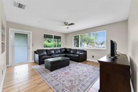 1532 NE 39th St, Oakland Park FL 33334