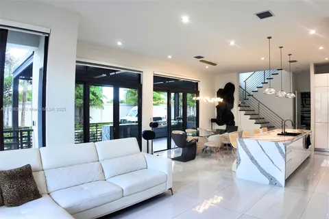 8002 NW 43rd St, Doral FL 33166