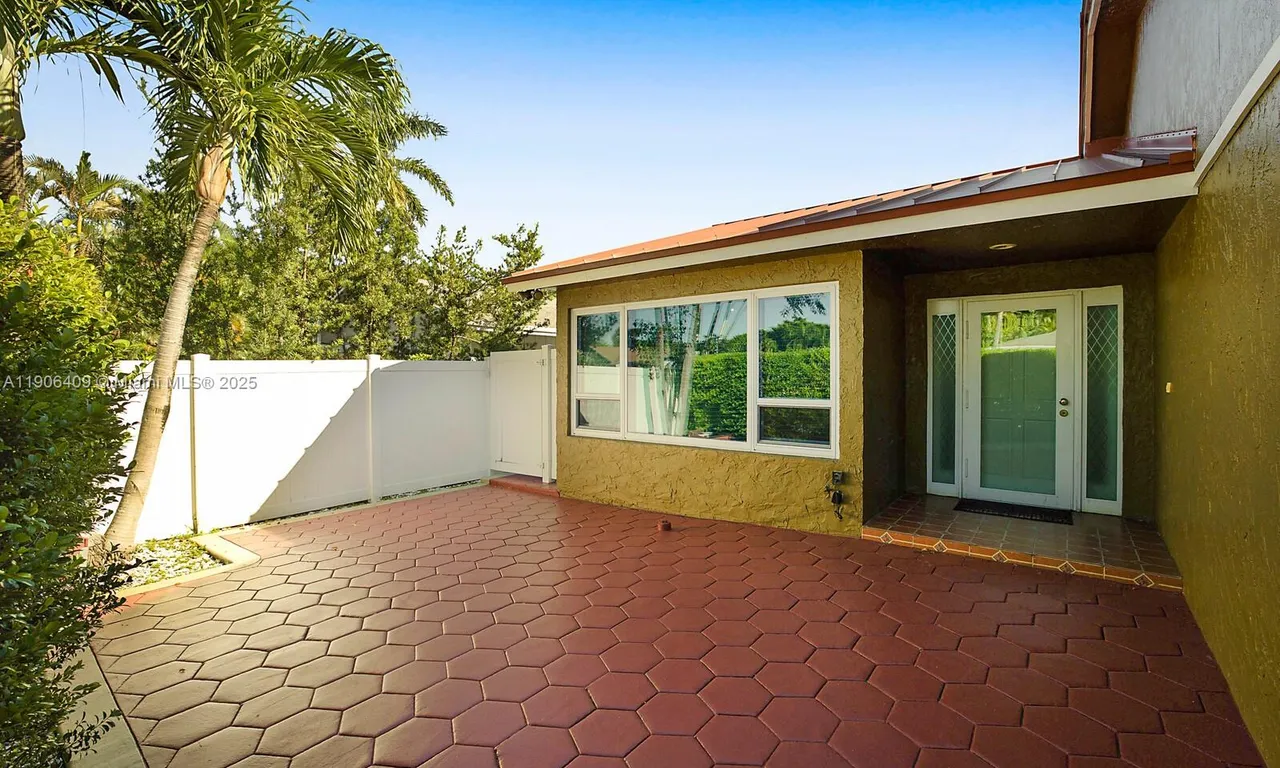 4548 SW 28th Way, Dania Beach FL 33312