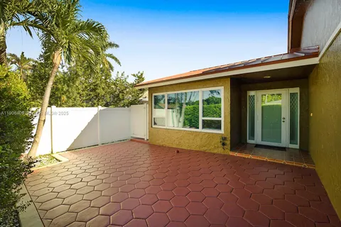 4548 SW 28th Way, Dania Beach FL 33312
