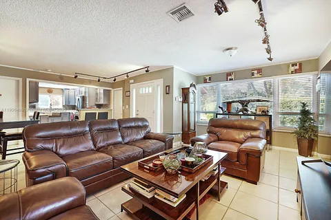 4548 SW 28th Way, Dania Beach FL 33312