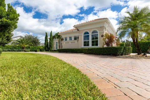 4950 E Sterling Ranch Cir, Davie FL 33314