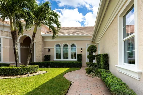 4950 E Sterling Ranch Cir, Davie FL 33314