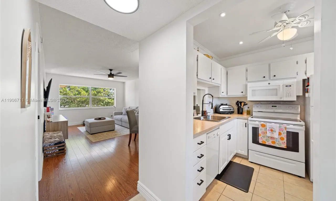 3530 NW 52nd Ave # 606, Lauderdale Lakes FL 33319