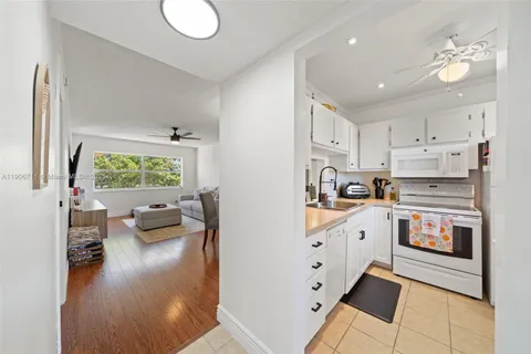 3530 NW 52nd Ave # 606, Lauderdale Lakes FL 33319