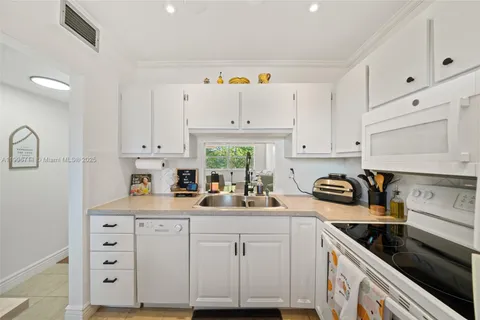 3530 NW 52nd Ave # 606, Lauderdale Lakes FL 33319