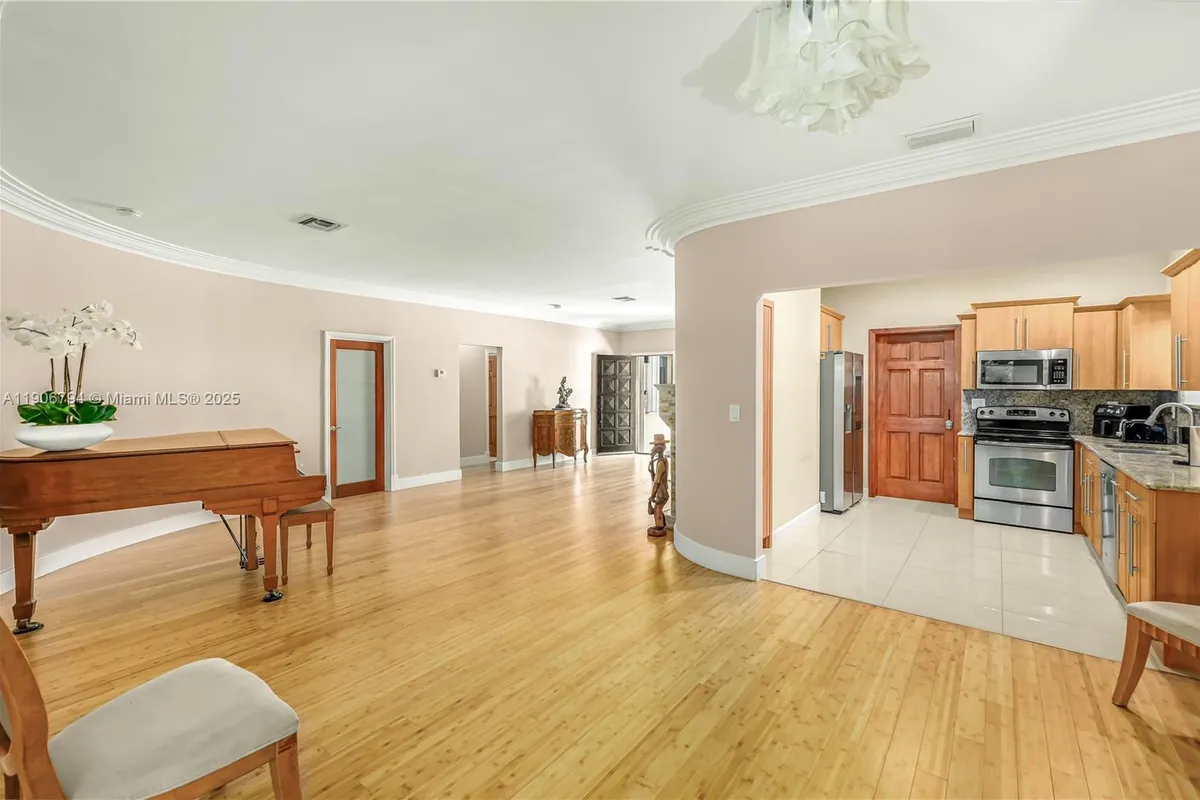 9457 Carlyle Ave, Surfside FL 33154