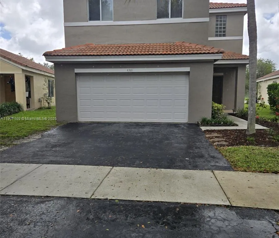 4361 Dogwood Cir, Weston FL 33331