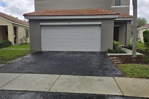 4361 Dogwood Cir, Weston FL 33331