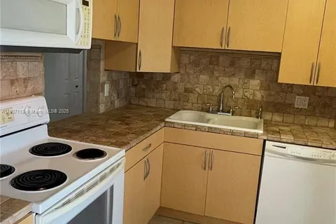 110 Lake Meryl Dr # 216, West Palm Beach FL 33411