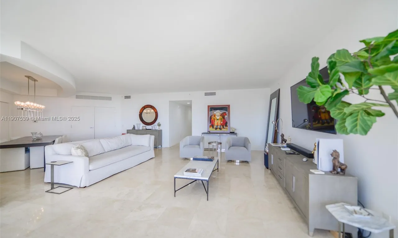 21050 Point Pl # 702, Aventura FL 33180