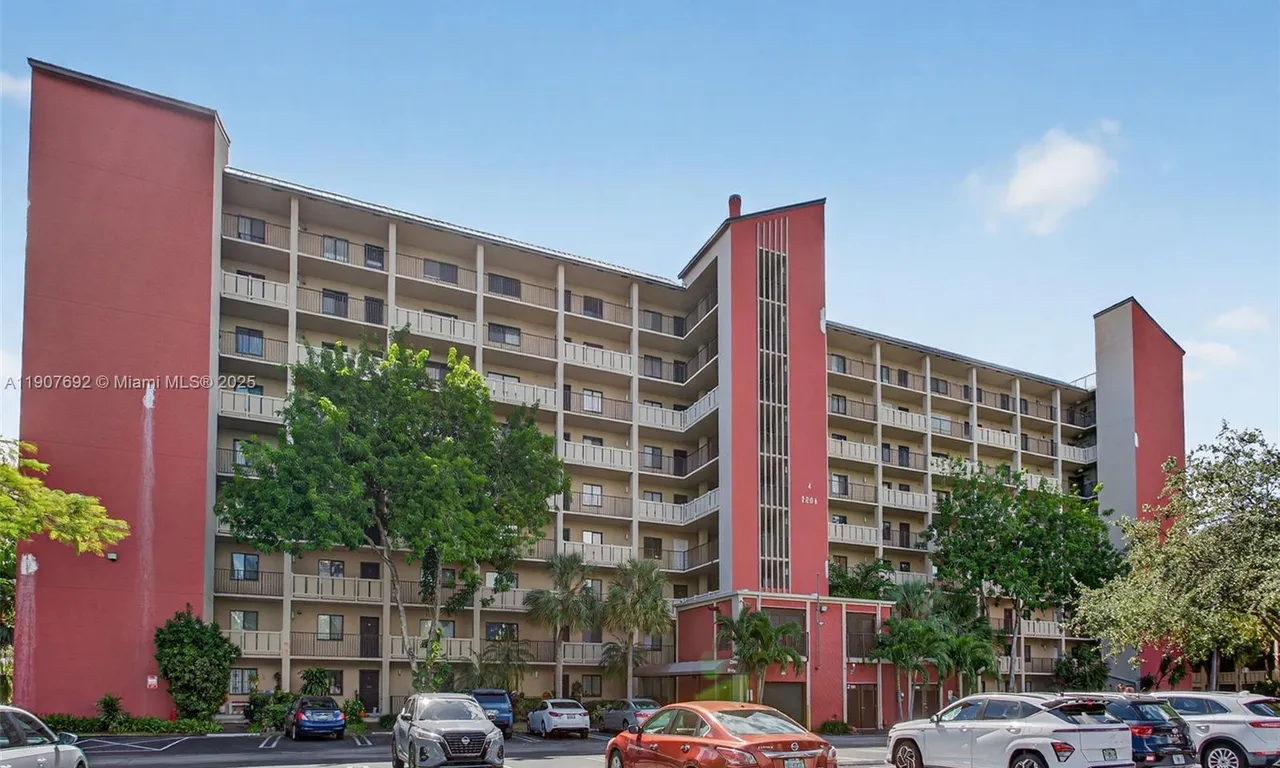 2206 S Cypress Bend Dr # 301, Pompano Beach FL 33069