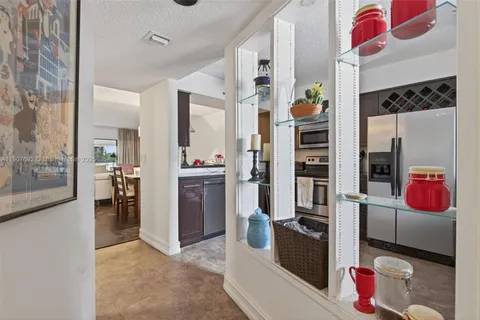 2206 S Cypress Bend Dr # 301, Pompano Beach FL 33069