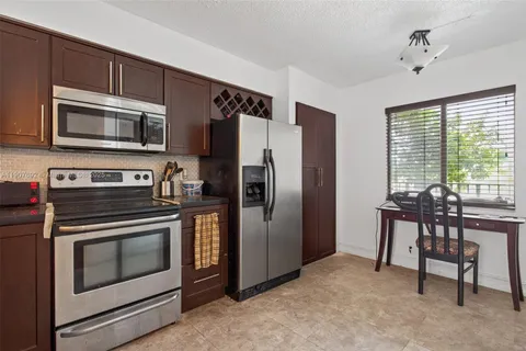 2206 S Cypress Bend Dr # 301, Pompano Beach FL 33069