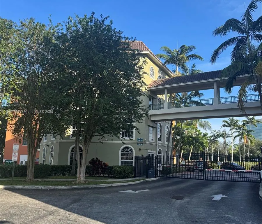 1610 Presidential Way # 307, West Palm Beach FL 33401