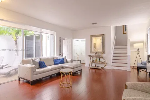 1115 cherryapalm, Hollywood FL 33019