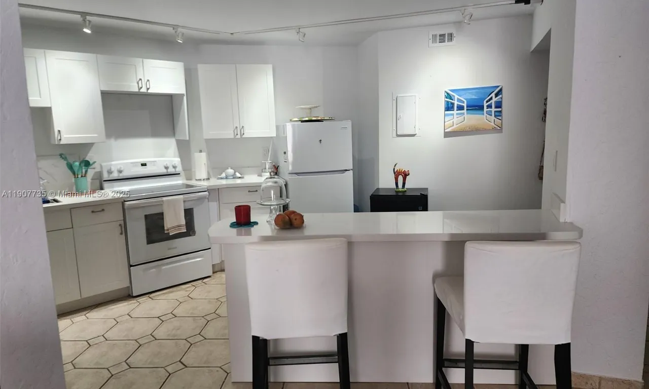 600 Parkview Dr # 911, Hallandale Beach FL 33009