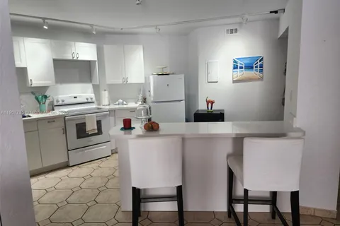 600 Parkview Dr # 911, Hallandale Beach FL 33009