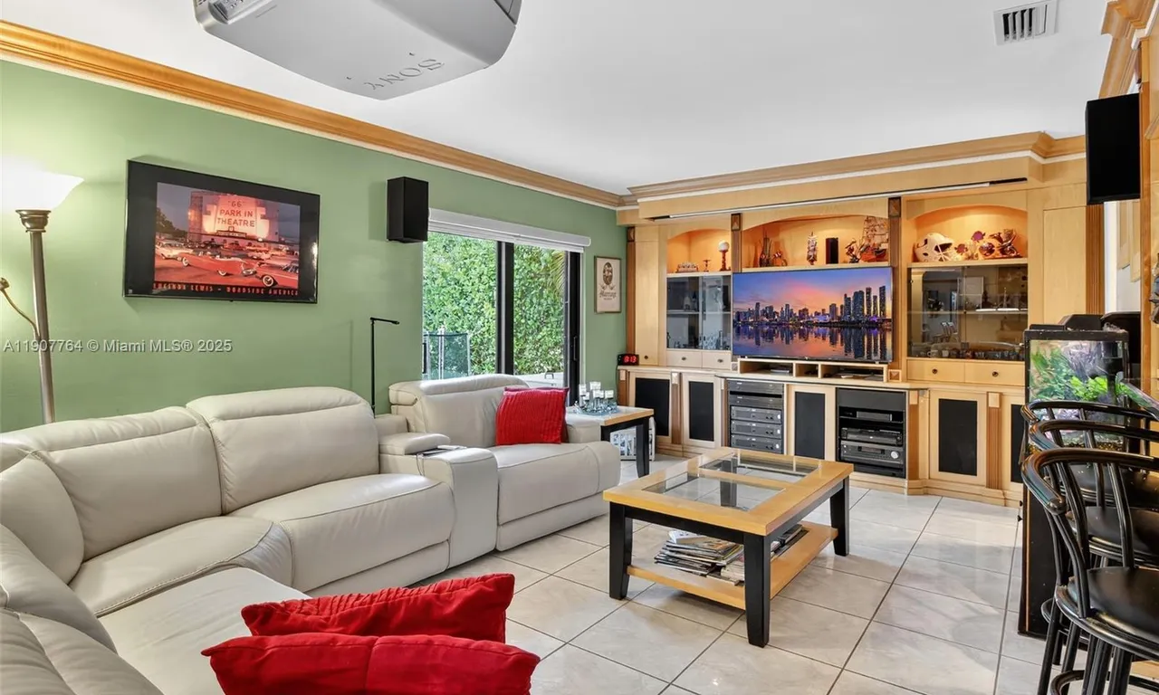 15010 Dunbarton Pl, Miami Lakes FL 33016