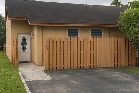 6700 NW 190th St, Hialeah FL 33015