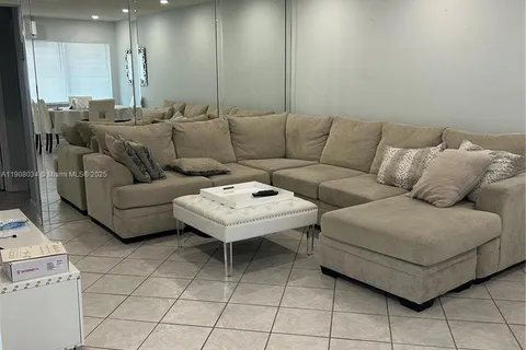 800 SW 11th Ave # 19A, Hallandale Beach FL 33009