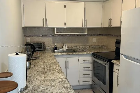 800 SW 11th Ave # 19A, Hallandale Beach FL 33009