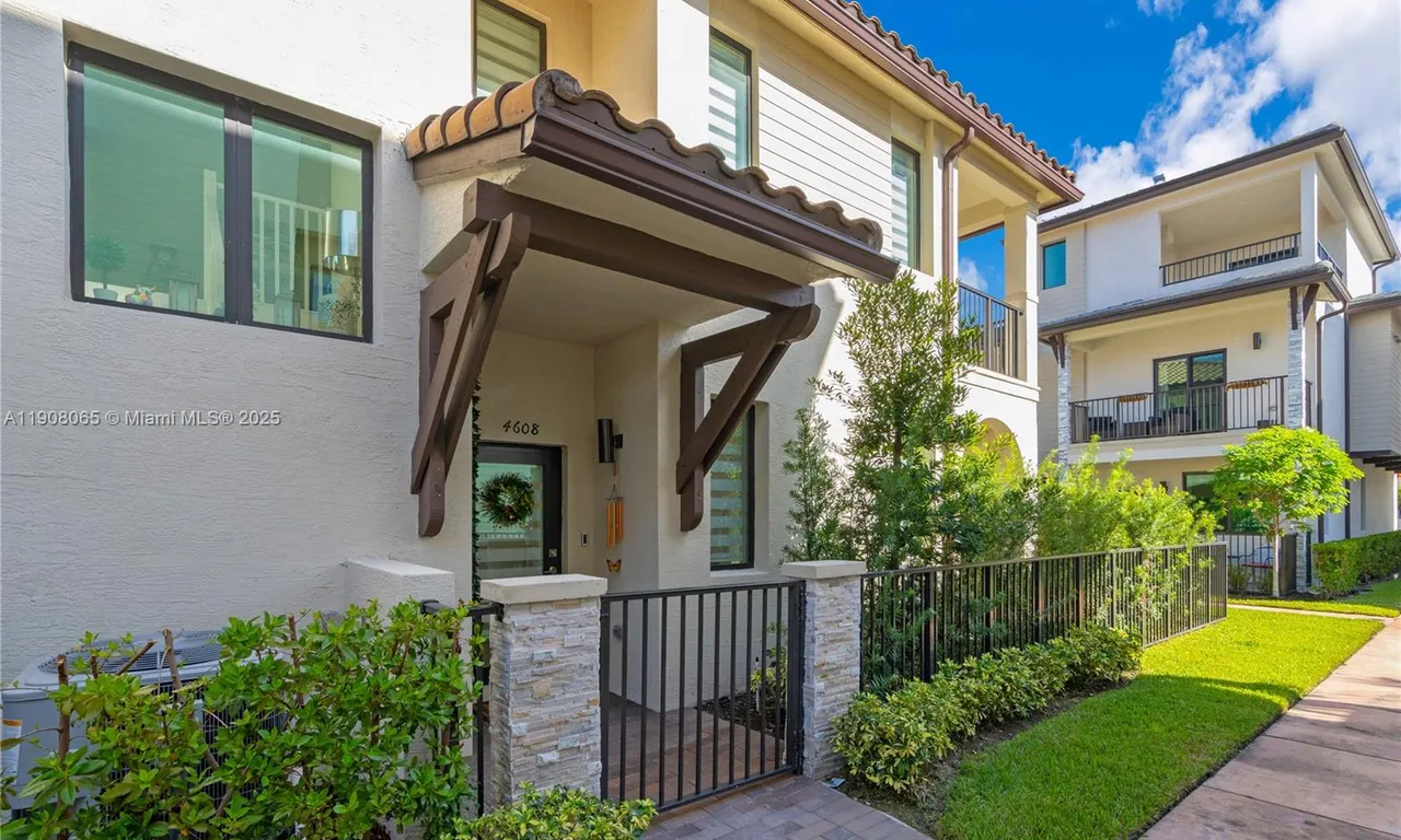 4608 NW 83rd Pkwy, Doral FL 33166