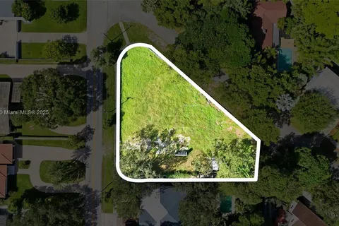 281 Hunting Lodge Dr, Miami Springs FL 33166